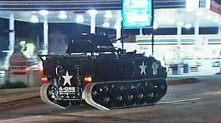 W Australii. Policja ścigała mężczyznę który ukradł opancerzony transporter i jeździł nim po przedmieściach Minchinbury. Pościg rozpoczął się o drugiej nad ranem i trwał ponad 90 minut. 45-letni mężczyzna uciekając przed policją uderzył w budynek. To jednak nie zatrzymało kierowcy, który po chwili jechał pojazdem dalej. Finał pościgu nastąpił, gdy mężczyzna uderzył w wieżę telekomunikacyjną. (APTN)
