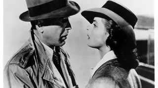 Jeden z najsłynniejszych duetów filmowych - Ingrid Bergman i Humphrey Bogart w filmie "Casablanca" (1942)