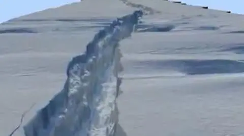 Pęka powierzchnia lodowca Pine na Antarktydzie