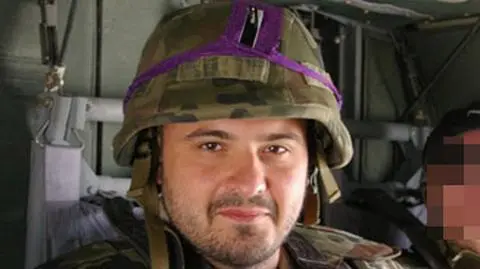 Asystent z majtkami na hełmie przeprasza