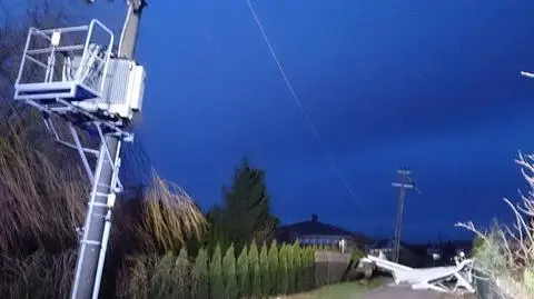 Zerwany dach z budynku uszkodził linię energetyczną przy ul. Dobrepole