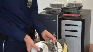 W domu 64-latka zabezpieczono płyty CD i komputery
