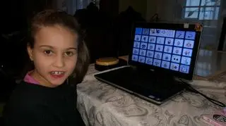 Dorotka komunikuje się za pomocą eyetrackera