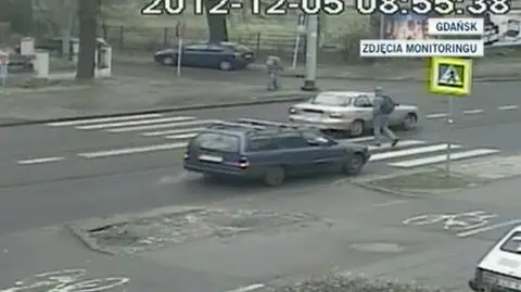 Codzienność na feralnym przejściu.
Piesi lawirują między samochodami 