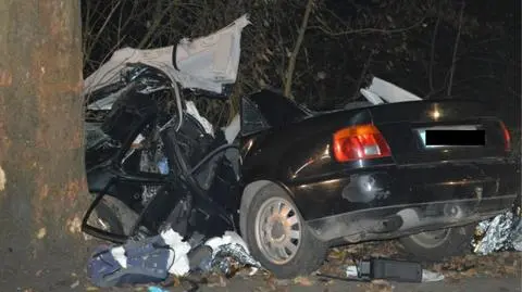 Audi rozbite na drzewie. Dwie osoby nie żyją, dwie ciężko ranne