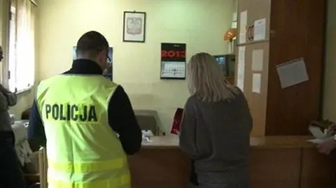 Podejrzana o kradzież ukryła się przed policjantami w tapczanie