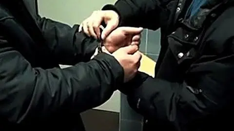 Zatrzymany po analizie filmów. "Atakował policjantów"