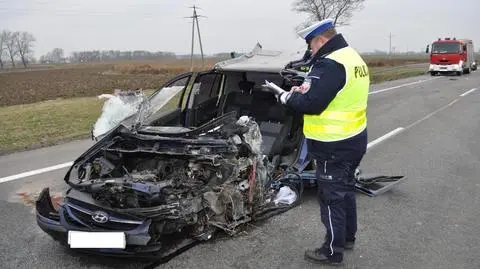Zderzenie ciężarówki z osobówką na krajowej "siódemce". Ranny kierowca