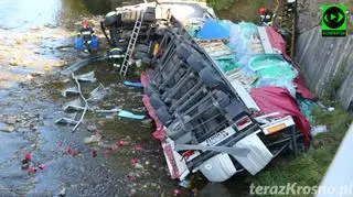 Tir pełen butelek wpadł do rzeki