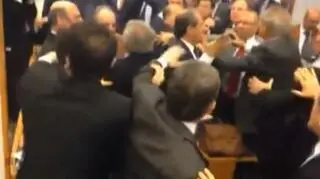 Deputowali kopali się i okładali pięściami