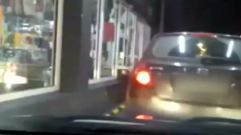 Policjanci przyjechali radiowozem po alkohol