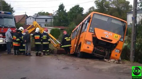 Autobus z dziećmi stoczył się do rowu. 
"Kierowca wybrał najmniejsze zło"