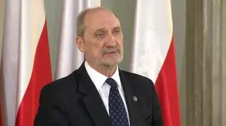 Początkowo prokuratura chciała zarzucić Macierewiczowi niedopełnienie obowiązków