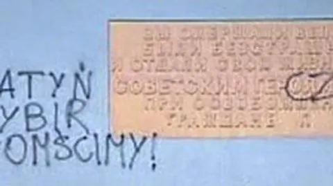 "Pamiętamy, Katyń, Sybir pomścimy, Czerwone Psy!"