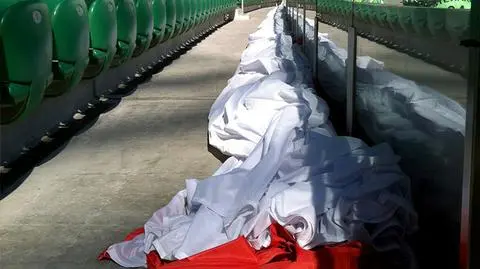 Flaga jest już rozłożona na wrocławskim stadionie