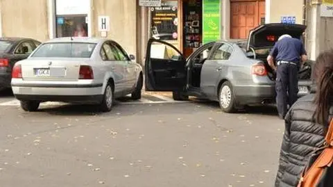 O krok od wypadku w Kartuzach. 18-letniego kierowcę zatrzymali  ... komendanci policji