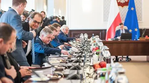 Na jaw wychodzą kolejne informacje, że nagrody otrzymali też ministrowie z kancelarii obecnego premiera