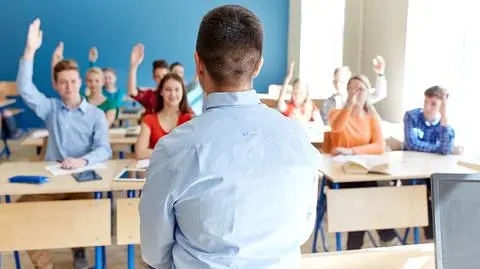 W Polsce brakuje nauczycieli. Do obsadzenia trzy tysiące etatów (materiał "Faktów po południu" z 10 października)