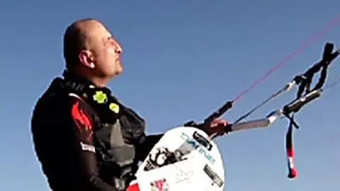 Uratowany kitesurfer: Atakowało mnie 11 rekinów