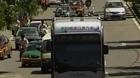 Chiny: autobus wpadł do wąwozu