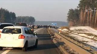 Pseudokibice zebrali się na autostradzie (materiał "Faktów" z 29.01.2017 r.)