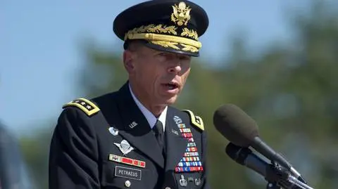 Generał David Petraeus przyznał sie do winy