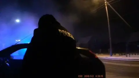 Białystok. Mężczyzna spał w płonącym aucie. Uratowali go policjanci