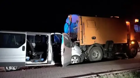 Bus zderzył się z samochodem ciężarowym