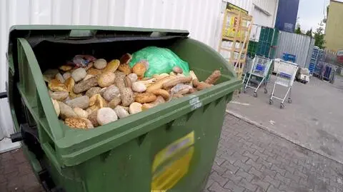 Śmietnik pełen pieczywa. "Zwykły wstyd i skandal"