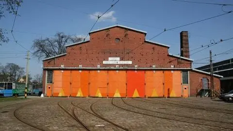 Stulatka z czerwonej cegły.
Historyczna zajezdnia obchodzi urodziny