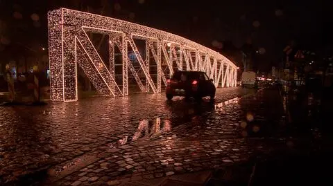 Most ze świątecznych lampek na ul. Wielkiej w Poznaniu