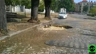 Kobieta wpadła do dwumetrowej dziury