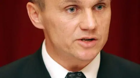 Jeszcze trzy miesiące temu był jednym z najbliższych współpracowników Lecha Kaczyńskiego i wiceszefem Biura Bezpieczeństwa Narodowego - dzisiaj generał Roman Polko mówi dość i zrzuca mundur. Powód? - Wojsko nie ma na mnie pomysłu, a dla swoich przełożonych jestem bardziej kłopotem niż pożytkiem. Odchodząc z armii ułatwiam im zadanie - tłumaczył były szef GROM w TVN24.