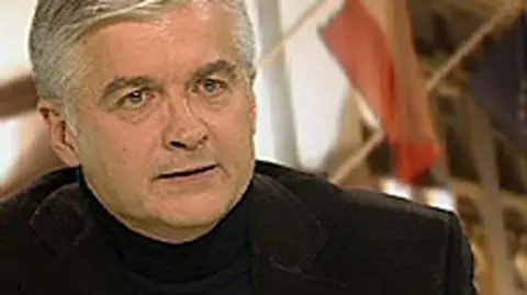 Były premier chce pomóc SLD