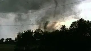 Tornada w Kanadzie. Szalejące trąby powietrzne przeszły przez prowincję Manitoba w środkowej części kraju. Tornada niszczyły domy i samochody. Kilkanaście osób zostało bez dachu nad głową. Na razie nie ma informacji o ofiarach, ale służby przeszukują rumowiska by upewnić się, że pod zgliszczami nikogo nie ma. (APTN)