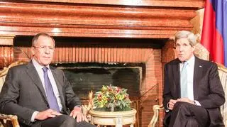 John Kerry i Siergiej Ławrow rozpoczęli spotkanie w rezydencji amerykańskiego ambasadora w Rzymie od kurtuazyjnej rozmowy przy kominku