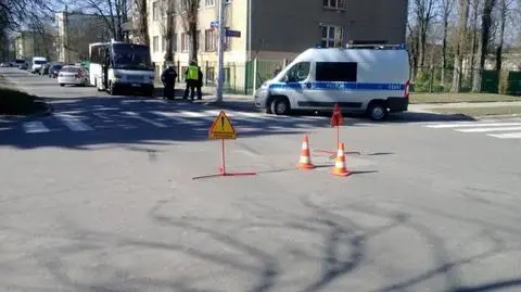 Wypadek busa szkolnego z samochodem osobowym