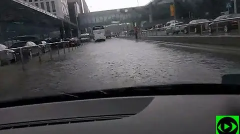 Zalany został parking na lotnisku w Balicach