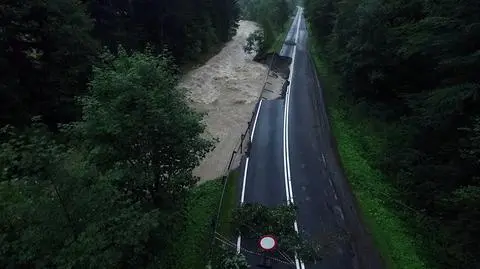 Po ulewach jezdnia osunęła się do rzeki