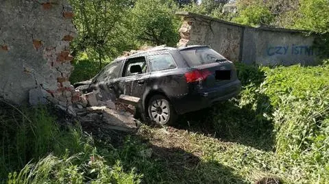 Jarosław. Audi przebiło mur klasztoru. "Na miejscu nie było nikogo"”