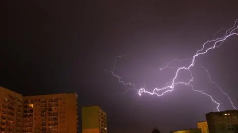 Burzowa noc. Silnie wiało i padało