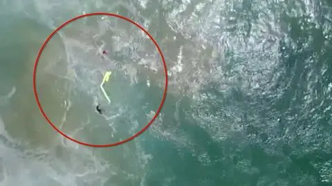 Dron zrzucił tratwę ratunkową