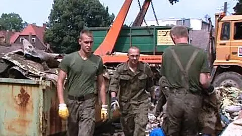 Jedno świętują, inni sprzatają