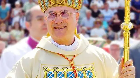 Kard. Bertone odchodzi i nie przebiera w słowach: splot kretów i żmij