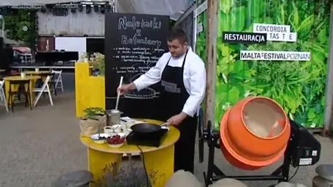 Ciasto wyrabiane jest w betoniarce identycznej jak używane na budowach