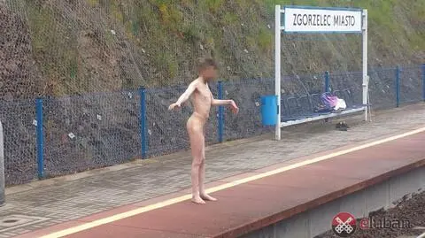 Zgorzelec: nagi mężczyzna na peronie. Trafił do szpitala