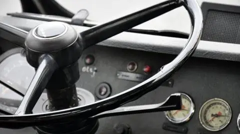 Bez prawka kierował sypiącym się autobusem. 
Przed kontrolą uciekł do stodoły