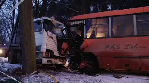 Zderzenie ciężarówki z autobusem. Trzy osoby ciężko ranne, poszkodowane dzieci