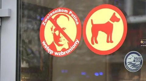 Naklejka z napisem "Zwolennikom Putina wstęp wzbroniony" wisi na drzwiach restauracji