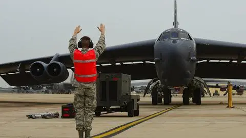 Bombowiec B-52 (nagranie archiwalne startu alarmowego)